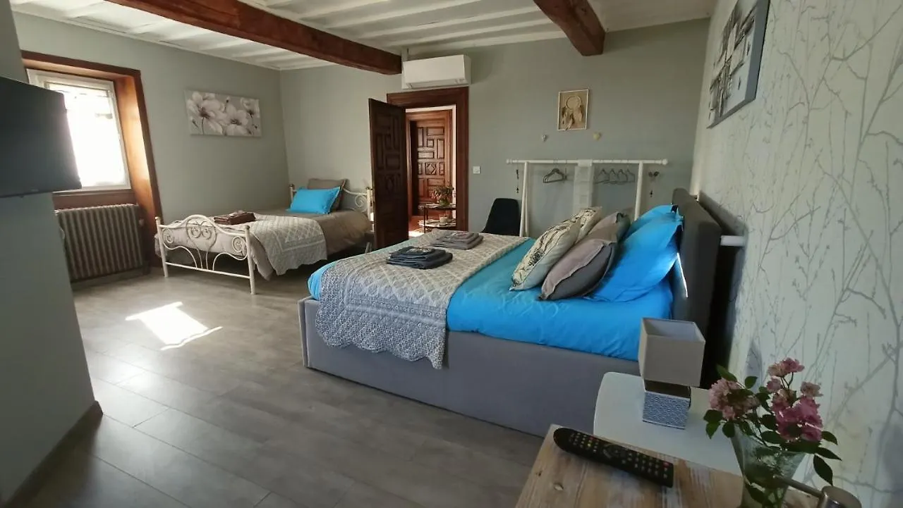 Couette-café Chambres d'Hôtes LA DAME FINES Puybegon France